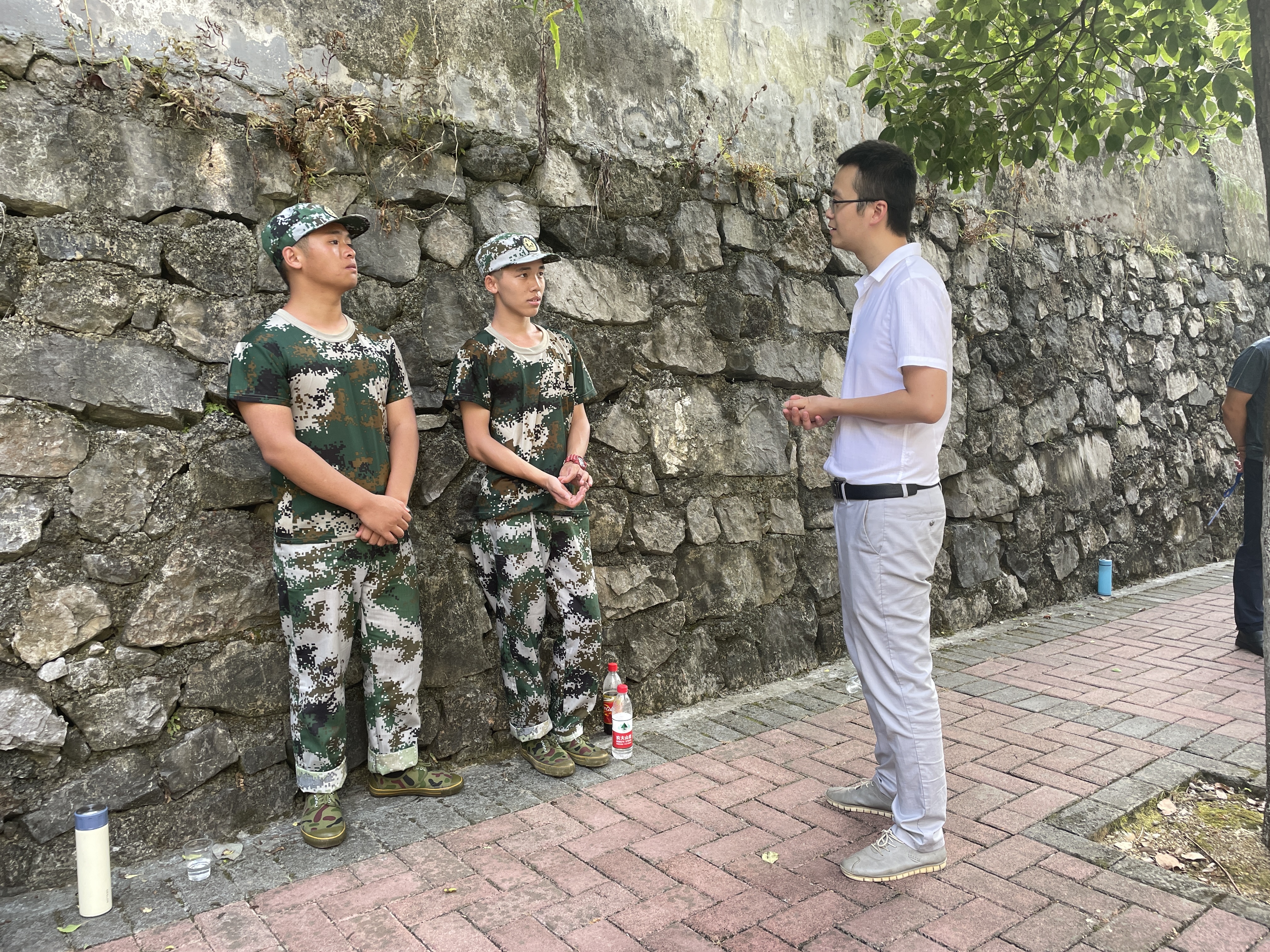 情系军训场——建筑工程学院党政领导班子慰问军训教官和新生(图2)